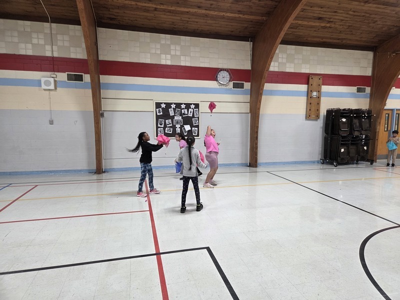 Students had a wonderful time making parachutes at STEAM Saturday on September 13th at Strassburg! The next STEAM Saturday will be October 18th. Keep an eye out for communications regarding the next STEAM Saturday by October 10th.  Los estudiantes se divirtieron mucho haciendo paracaídas en el sábado STEAM el 13 de septiembre en Strassburg. El próximo sábado STEAM será el 18 de octubre. Estén atentos a las comunicaciones sobre el próximo sábado STEAM antes del 10 de octubre.