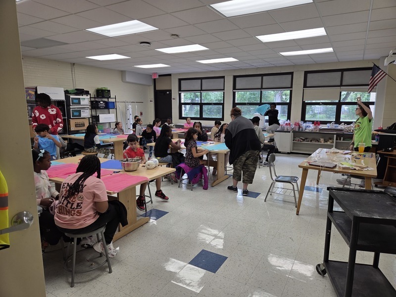 Students had a wonderful time making parachutes at STEAM Saturday on September 13th at Strassburg! The next STEAM Saturday will be October 18th. Keep an eye out for communications regarding the next STEAM Saturday by October 10th.  Los estudiantes se divirtieron mucho haciendo paracaídas en el sábado STEAM el 13 de septiembre en Strassburg. El próximo sábado STEAM será el 18 de octubre. Estén atentos a las comunicaciones sobre el próximo sábado STEAM antes del 10 de octubre.