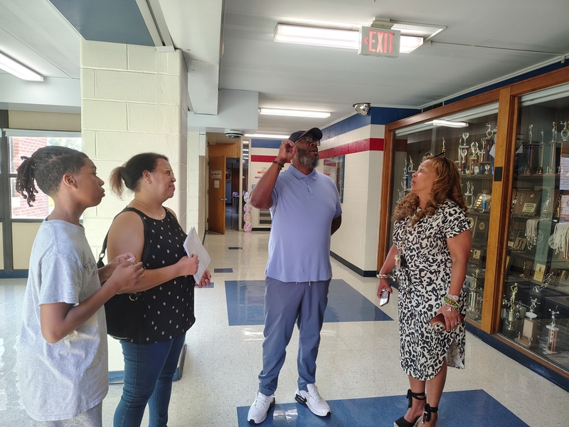 Dr. Leak speaking with a Rickover family