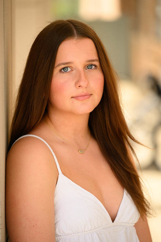 Bella Holmes headshot
