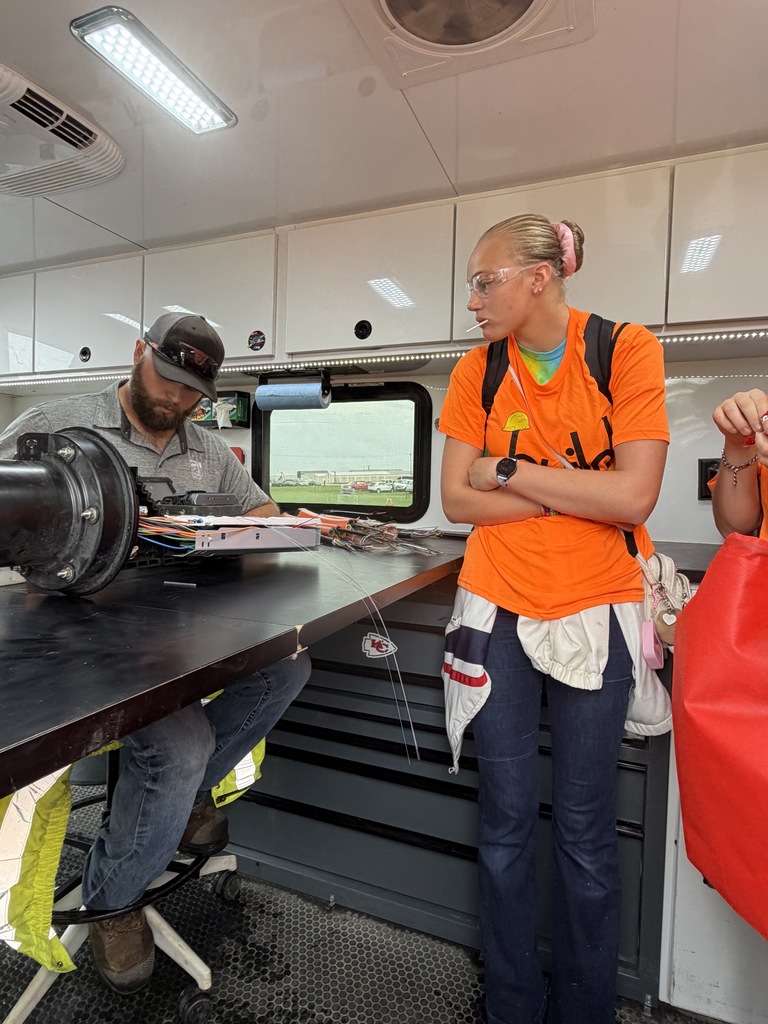 Last Wednesday, many of our juniors and seniors traveled to Macon, Missouri, for Build My Future as part of our rootEd initiative. Students met with trade experts, explored many skilled positions, and left with new knowledge—and new connections! 