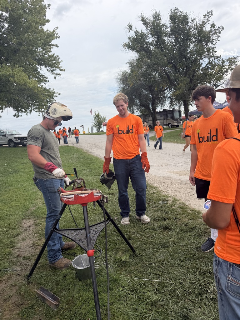 Last Wednesday, many of our juniors and seniors traveled to Macon, Missouri, for Build My Future as part of our rootEd initiative. Students met with trade experts, explored many skilled positions, and left with new knowledge—and new connections! 