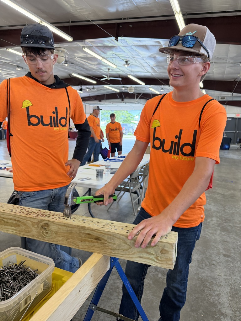 Last Wednesday, many of our juniors and seniors traveled to Macon, Missouri, for Build My Future as part of our rootEd initiative. Students met with trade experts, explored many skilled positions, and left with new knowledge—and new connections! 