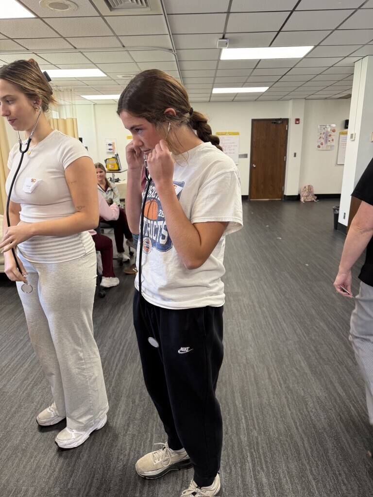 Future nurses in the making! Thanks to rootEd, students joined Mrs. Larson for an immersive nursing experience at Stephens College, where they checked vitals, used a stethoscope on high-tech patient simulators, and learned from real nursing students. A big thank you to Stephens College and Boone Health for hosting us!