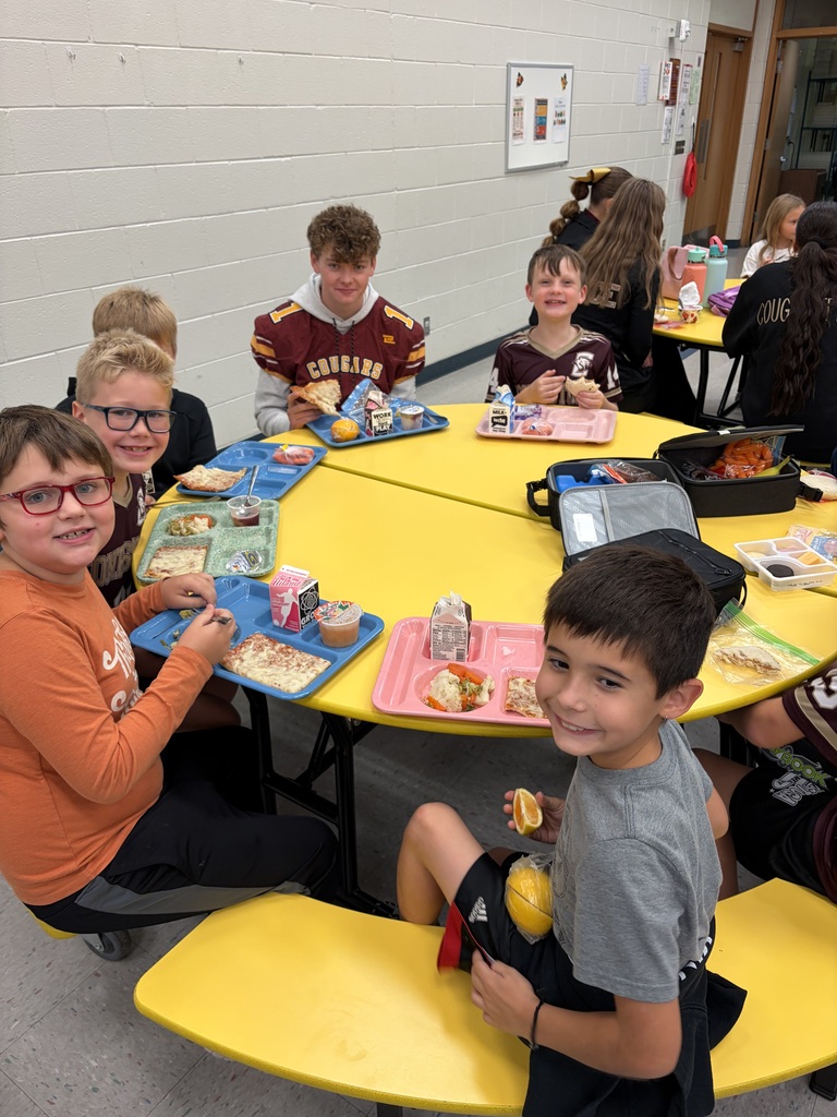 Students at a lunch table together 