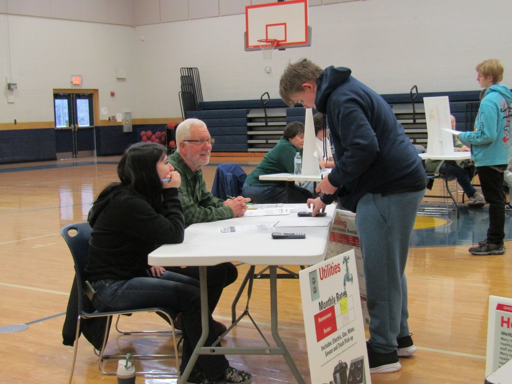 104863780-IMG_1229 Student finding out information