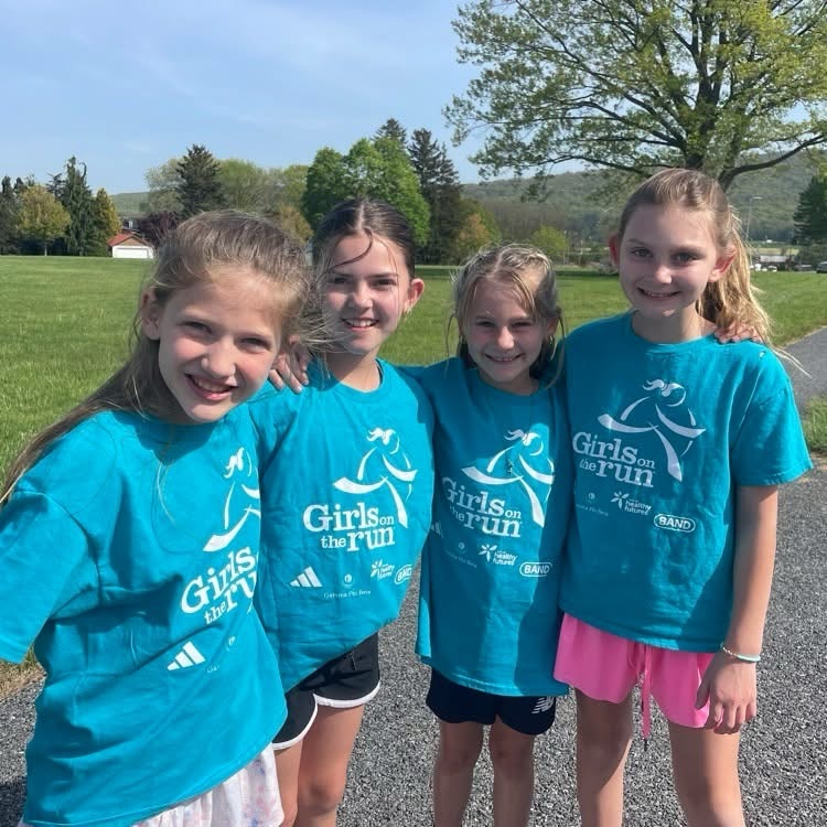 girls running