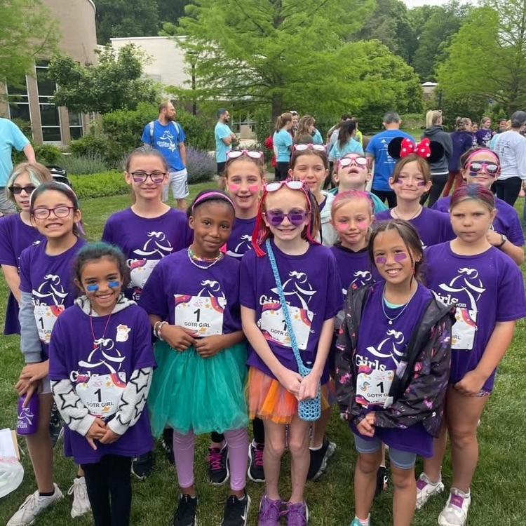 girls running