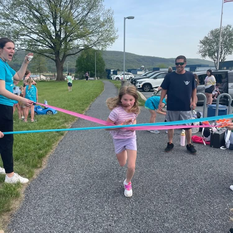 girls running
