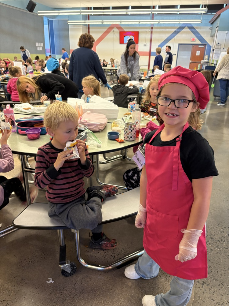 2 students helping in the cafeteria.