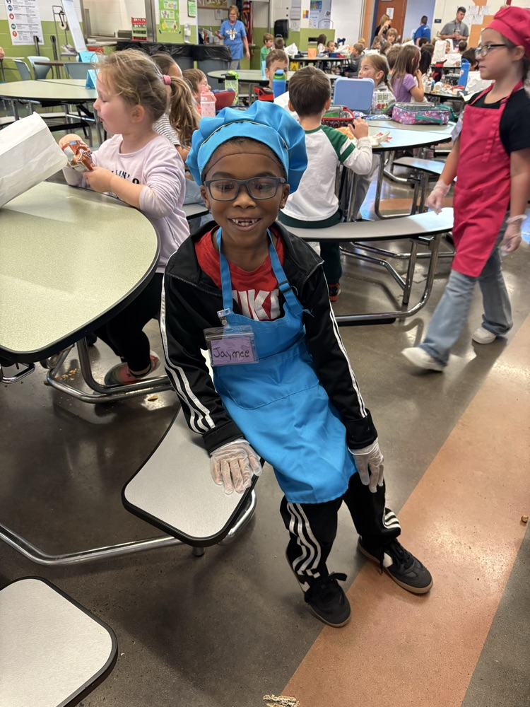 2 students helping in the cafeteria.