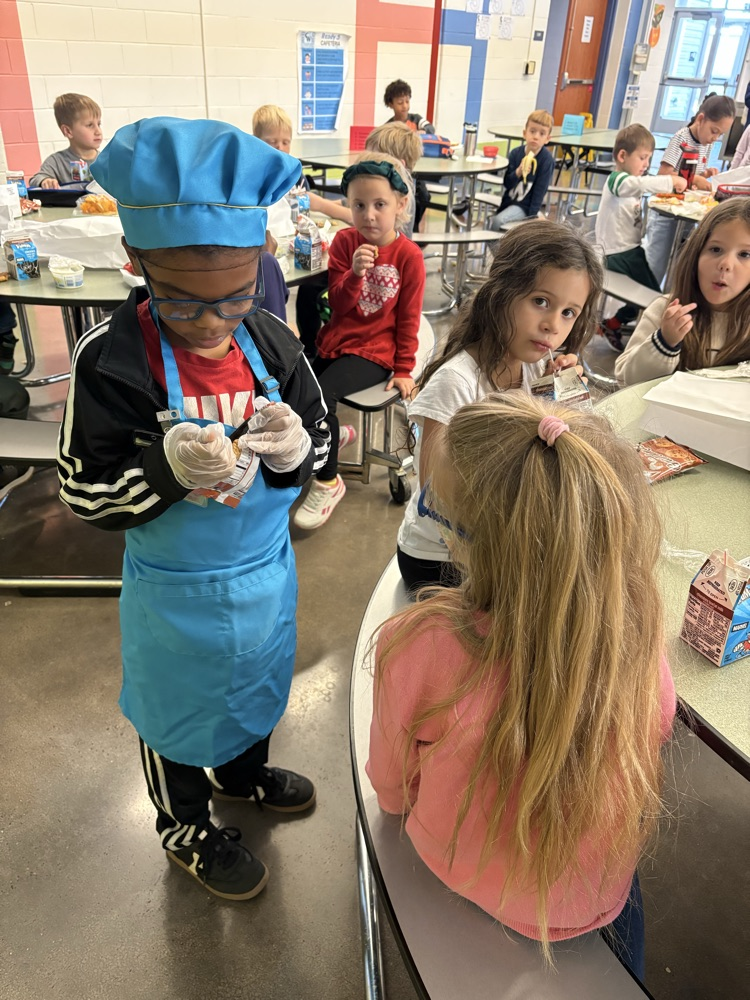 2 students helping in the cafeteria.