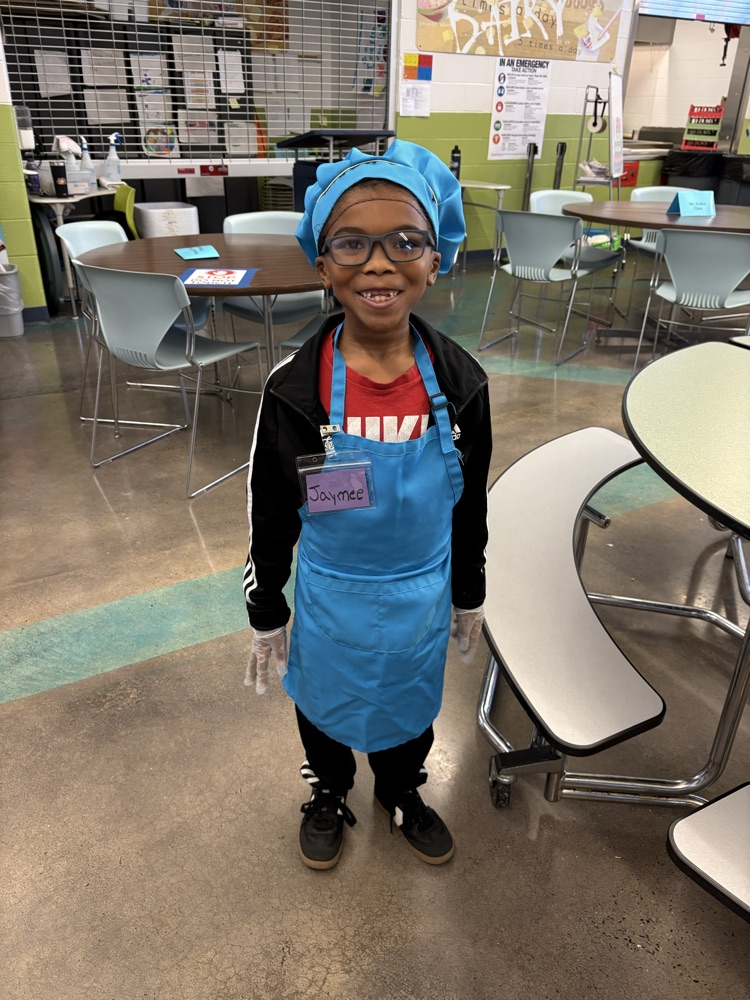 2 students helping in the cafeteria.
