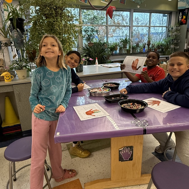 students with their hand turkeys