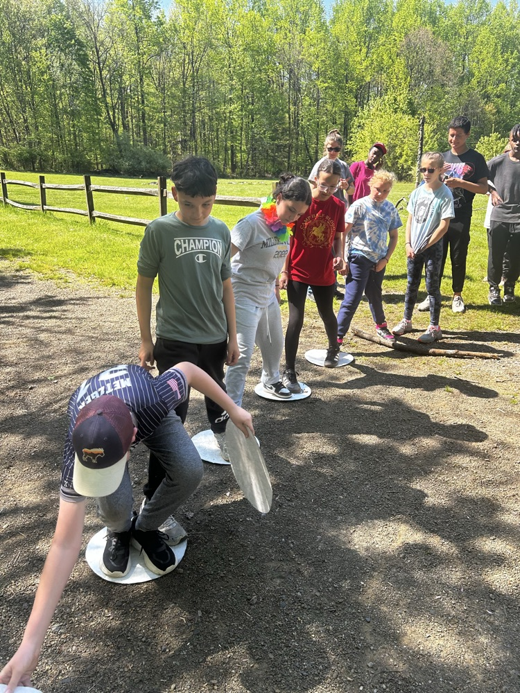 teamwork game using plates