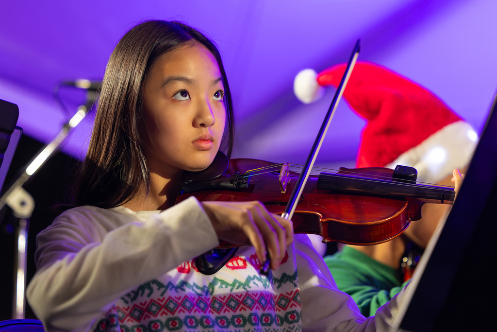 A student playing the violin.