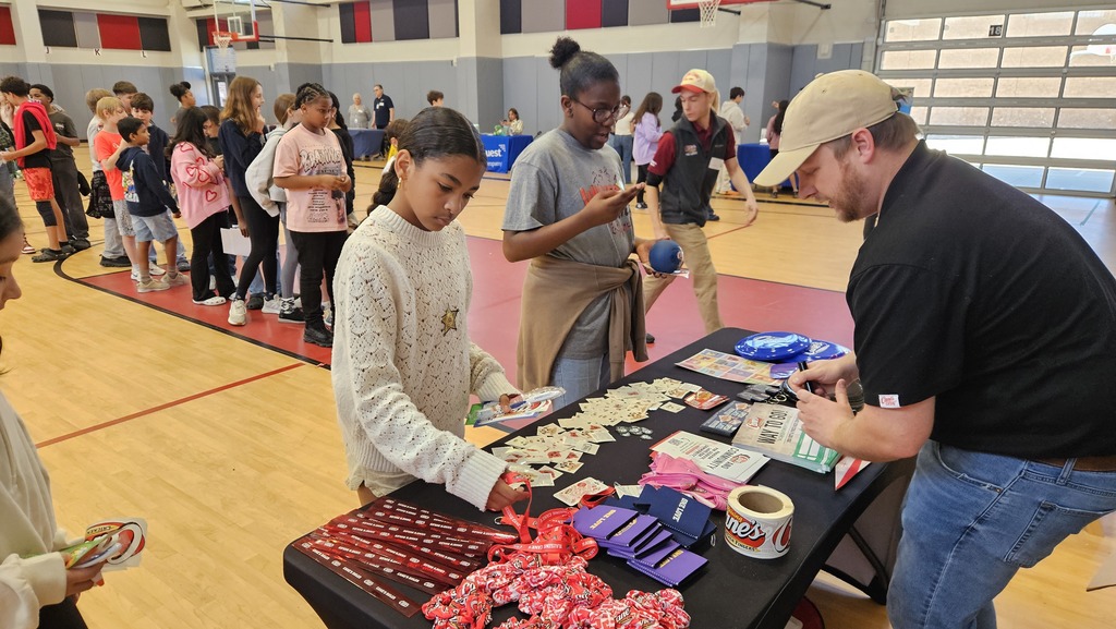 6th grade students visiting a career fair vendor