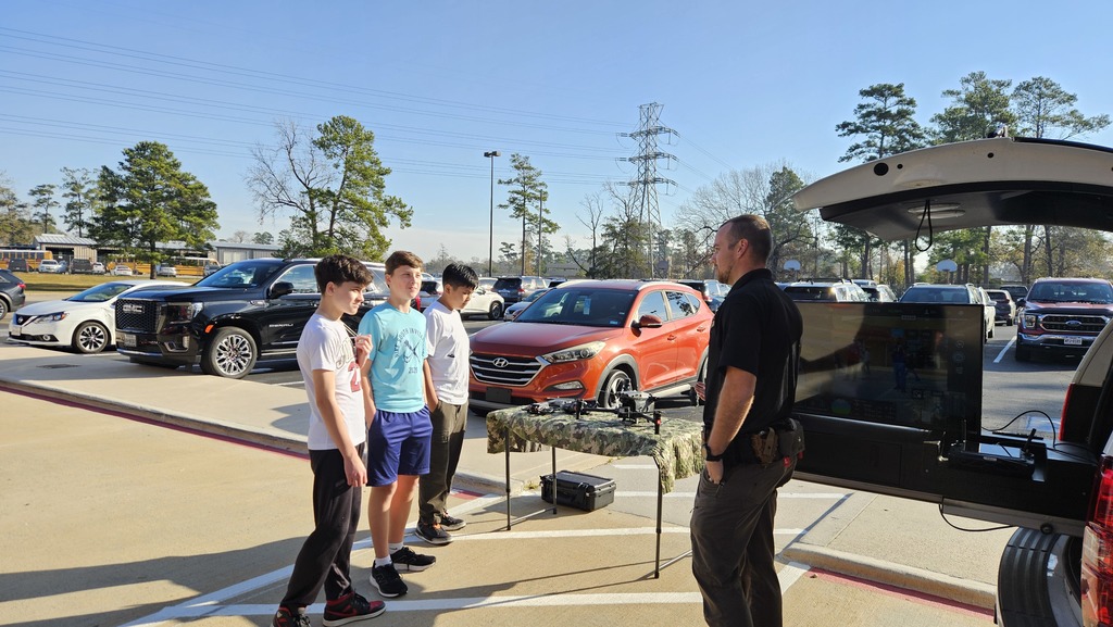 6th grade students visiting with an MCSO officer