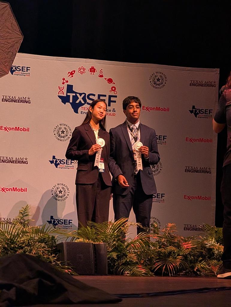 This weekend Joyce Ma and Yash Bhoda competed at the Texas Science and Engineering Fair in College Station. Joyce and Yash earned 3rd place in Animal Sciences! Congratulations! 🎉❤️💚🔬👩‍🔬🔭