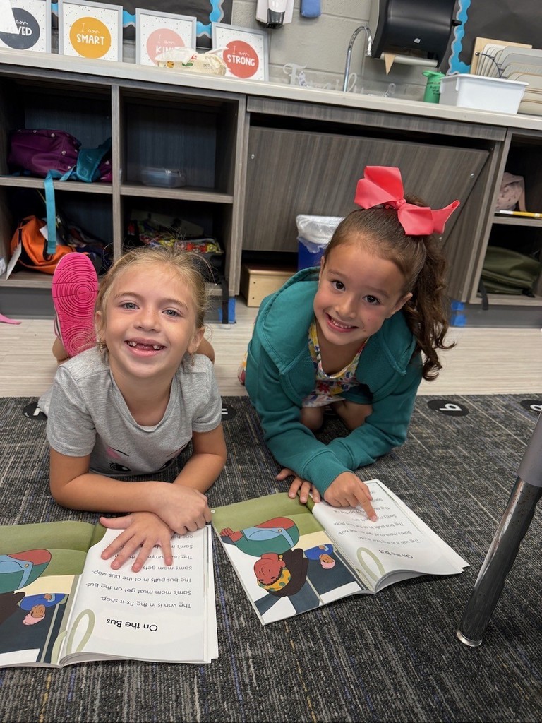 partner reading in kinder