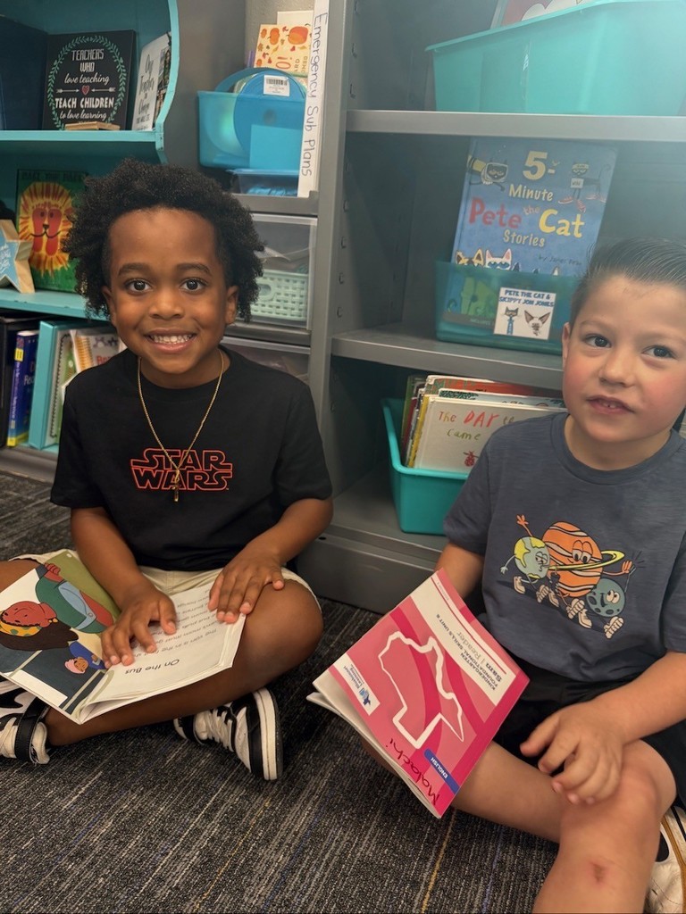 partner reading in kinder