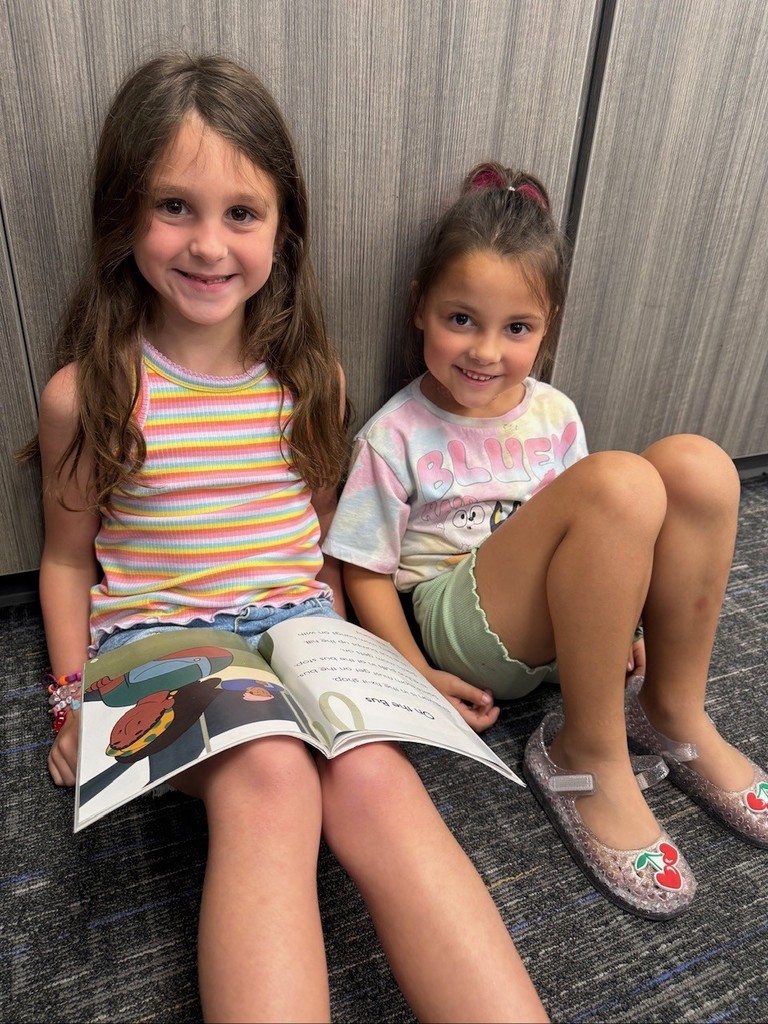 partner reading in kinder