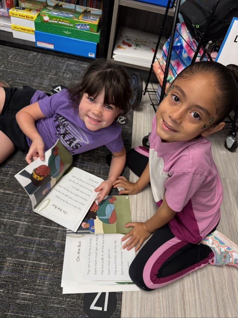 partner reading in kinder