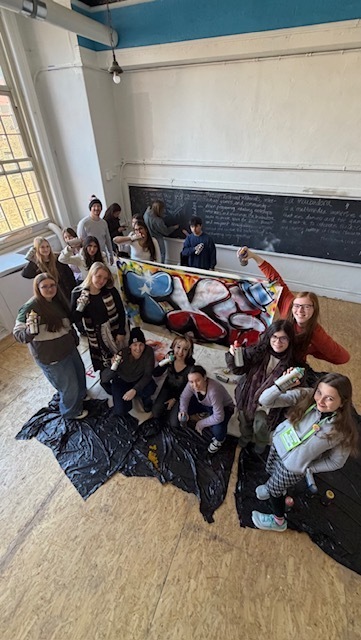 From world-class museums to the vibrant city streets, the TWHS advanced Art students had an enriching experience in New York City. The sheer amount of art and culture we absorbed was incredible. While photos can't truly do justice to this unique trip, here is a glimpse into our journey. 🗽🖼️