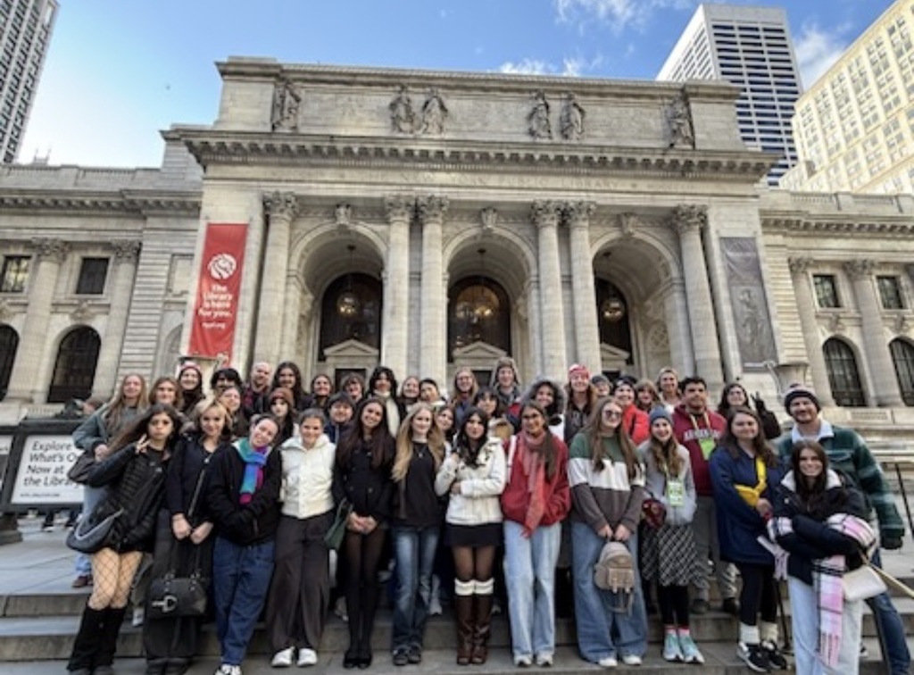 From world-class museums to the vibrant city streets, the TWHS advanced Art students had an enriching experience in New York City. The sheer amount of art and culture we absorbed was incredible. While photos can't truly do justice to this unique trip, here is a glimpse into our journey. 🗽🖼️