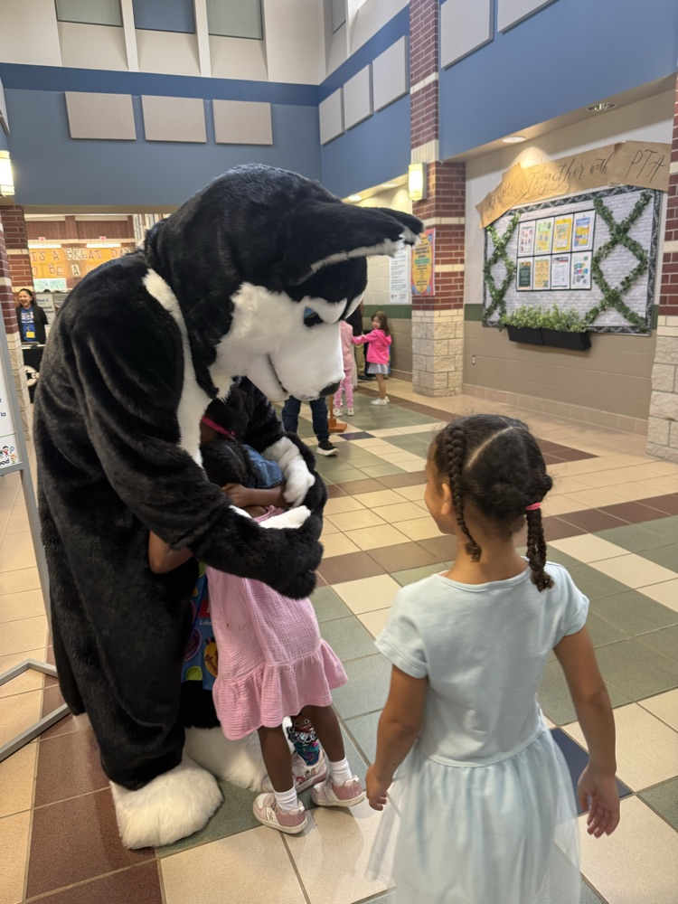 Early Childhood Fair meeting some of our future Hope Huskies! 🐾❤️