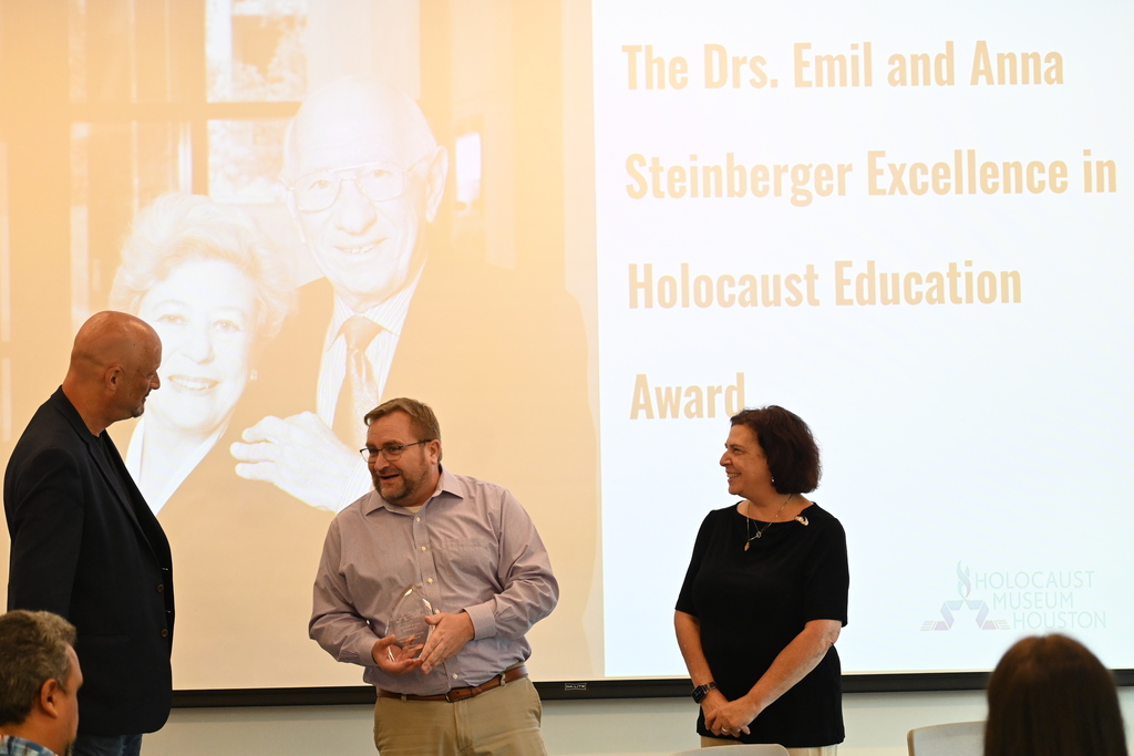 Eric Tanner accepts award from the Holocaust Museum
