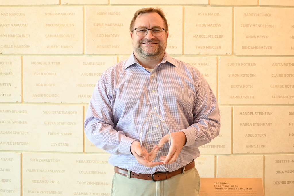 Eric Tanner accepts award from the Holocaust Museum