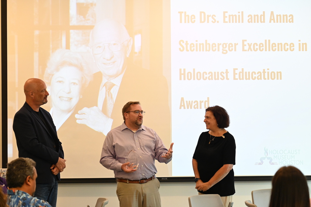 Eric Tanner accepts award from the Holocaust Museum