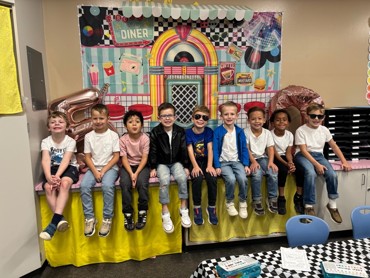 kids celebrating 50th day