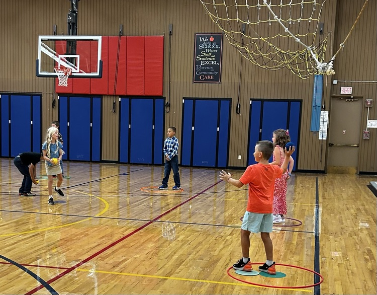 A class in PE playing a game