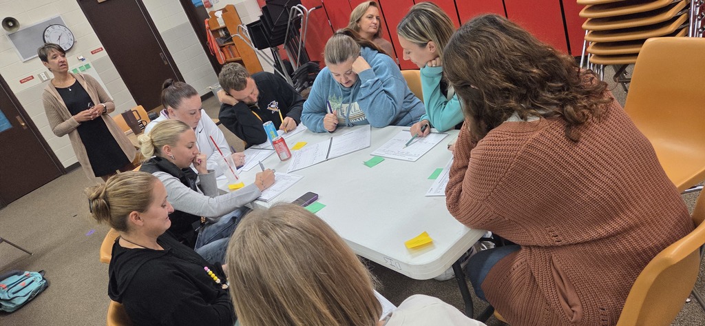 4th and 5th grade teachers collaboratively working together in a group