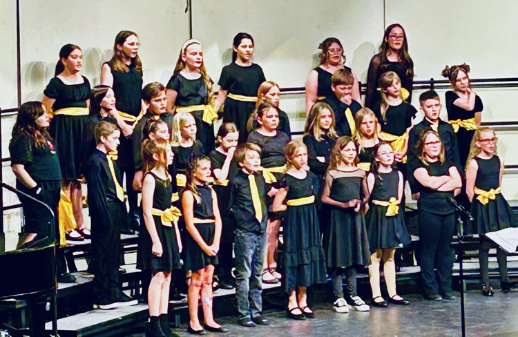 sunny singers singing on the stage