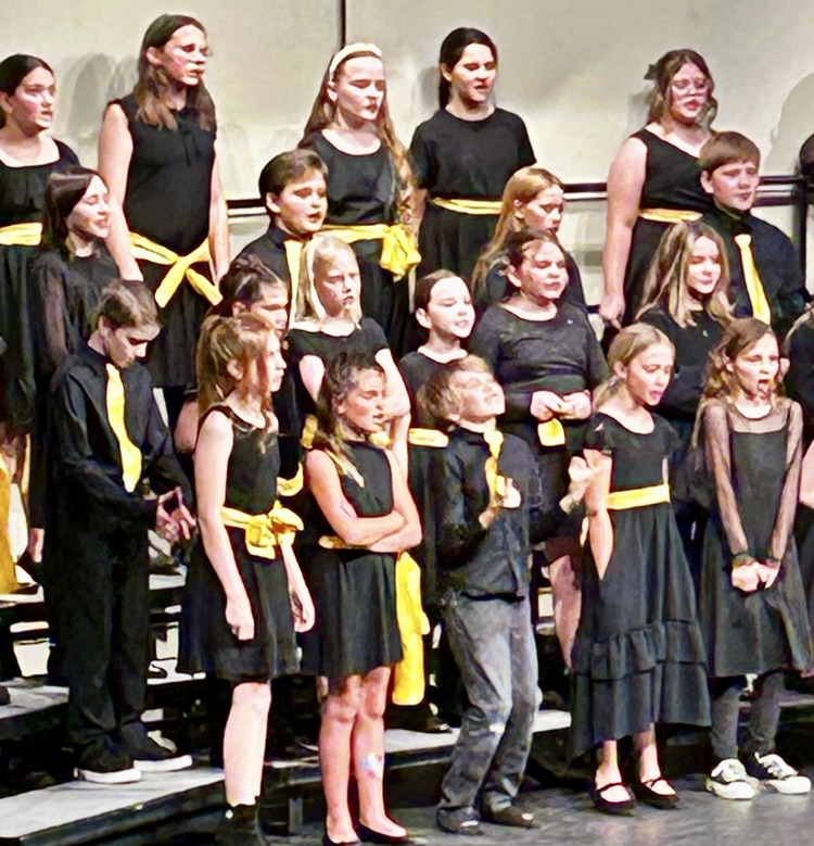 sunny singers singing on the stage