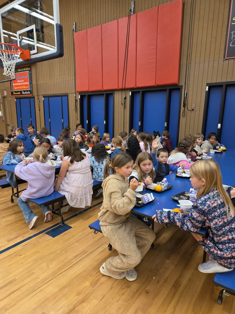 students eating breakfast 