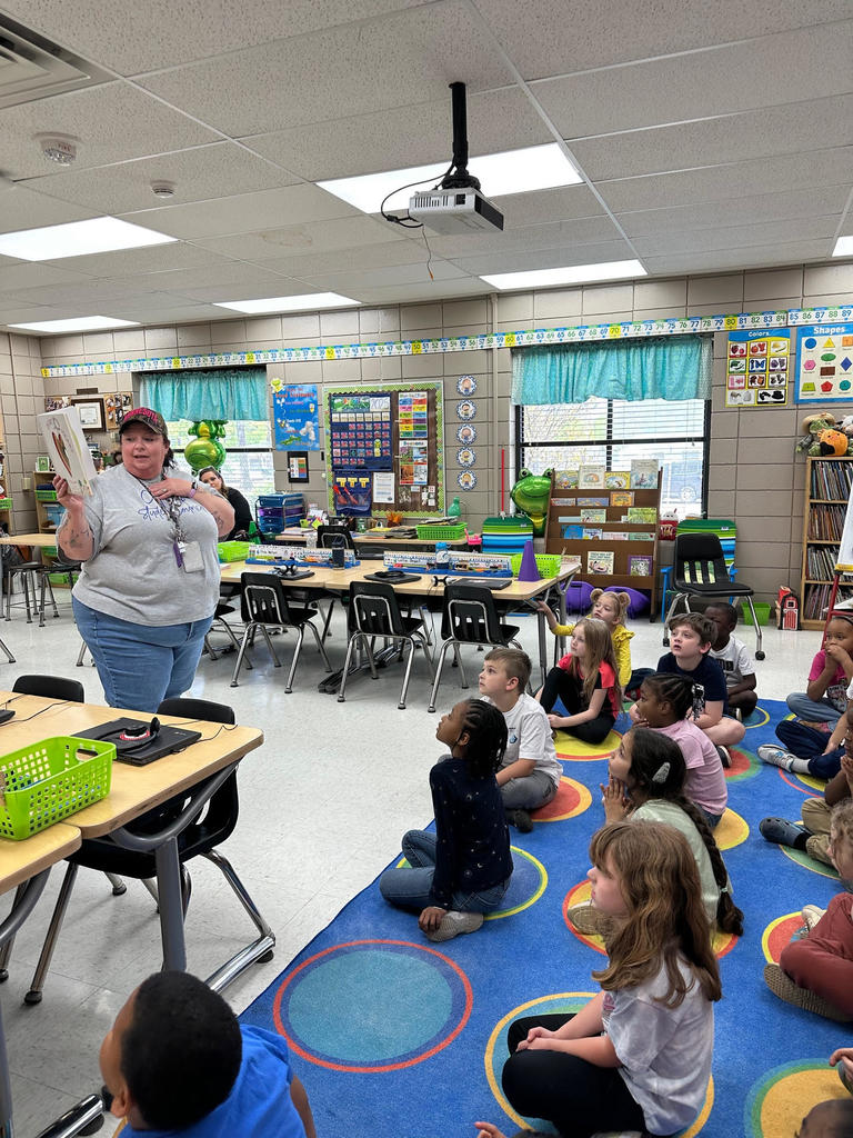 CSMS Student Council members had an opportunity to share their love of reading with the future students of CSMS. In conjunction with International Children's Storybook Day, StuCo members selected their favorite children's book, dressed up as characters from the story, and read aloud to the kindergarten and first grade classes. Everyone had a wonderful time!