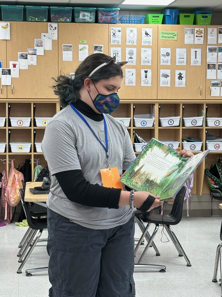 CSMS Student Council members had an opportunity to share their love of reading with the future students of CSMS. In conjunction with International Children's Storybook Day, StuCo members selected their favorite children's book, dressed up as characters from the story, and read aloud to the kindergarten and first grade classes. Everyone had a wonderful time!