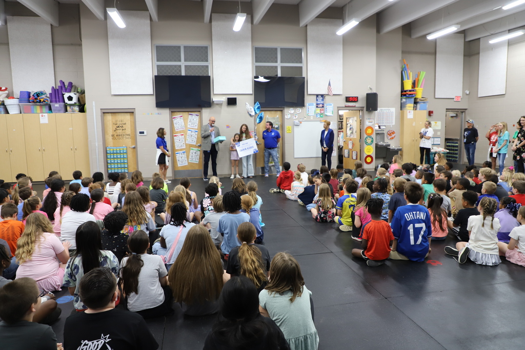 Lauren Bisbee accepting award