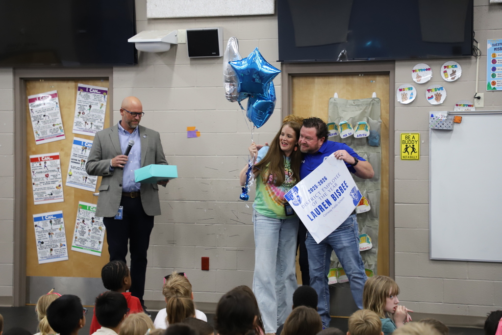 Lauren Bisbee accepting award