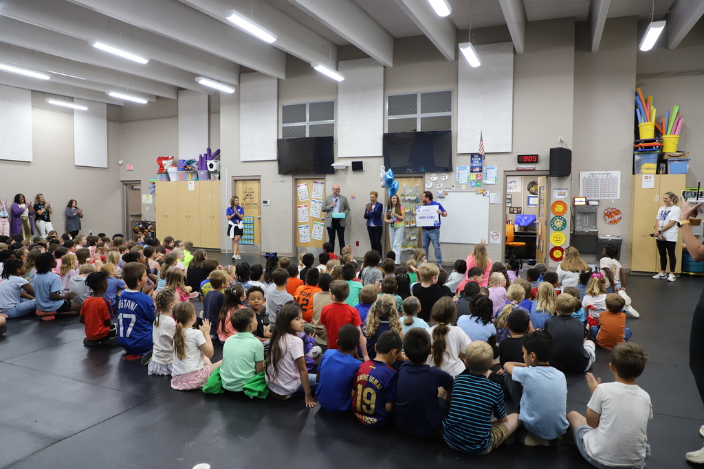 Lauren Bisbee accepting award