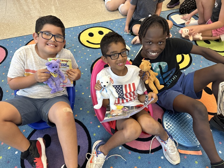 Mrs. Kingsbury’s class had fun reading with their bear buddies today!