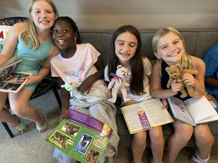 Mrs. Kingsbury’s class had fun reading with their bear buddies today!