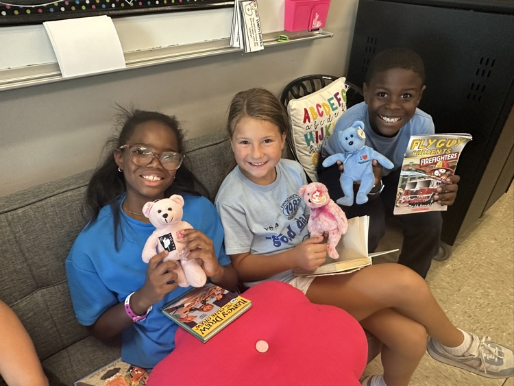 Mrs. Kingsbury’s class had fun reading with their bear buddies today!