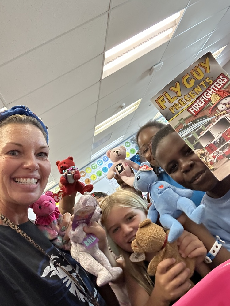 Mrs. Kingsbury’s class had fun reading with their bear buddies today!