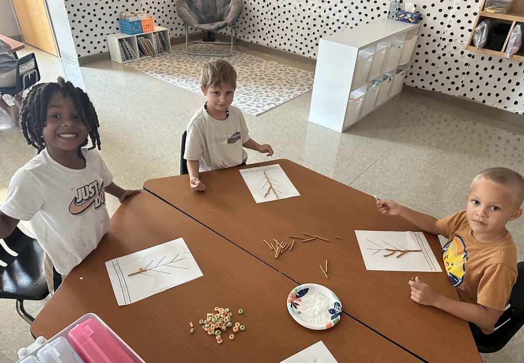 The Graham Crackers have been learning all about apples this week! Today, we completed a writing activity and made our very own apple trees! Happy Fall 🍎🍏