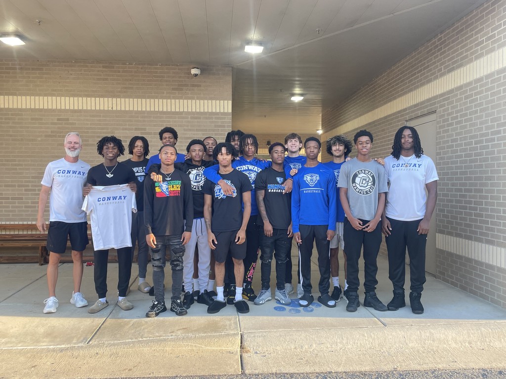 A huge thank you to the Conway High School Men’s Basketball Team and Coach Lindsey for taking the time to greet our students this morning! 🏀 Your positive energy and enthusiasm gave us all a great start to the day, and we truly appreciate you inspiring our school community.